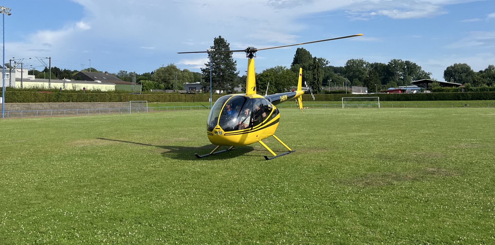 Gelbe Robinson R44 von Airkraft Helicopter auf dem Startplatz in Pfinztal