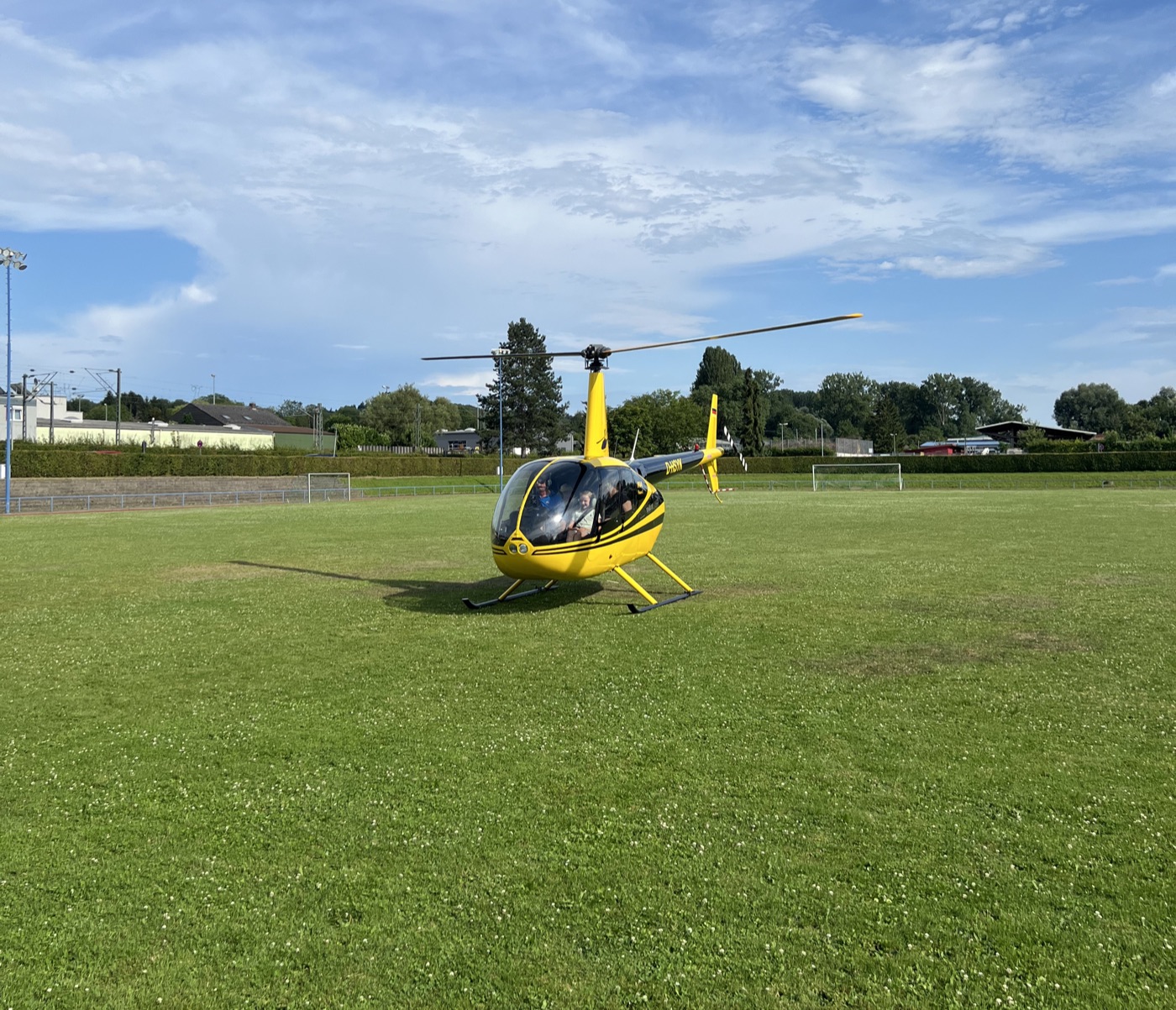 Robinson R44 D-HSYK auf dem Startplatz in Pfinztal
